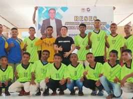 Bantu Kostum Bola Kaki di Lembur, Rocky Winaryo Pesan Hindari Miras dan Utamakan Sportivitas Anggota DPRD NTT Rocky Winaryo (tengah) foto bersama tim sepakbola Bara FC U-19 usai menyerahkan bantuan kostum, Rabu (13/7) di Desa Tuleng.