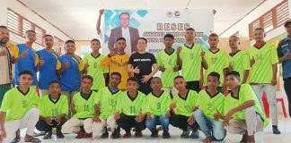 Bantu Kostum Bola Kaki di Lembur, Rocky Winaryo Pesan Hindari Miras dan Utamakan Sportivitas Anggota DPRD NTT Rocky Winaryo (tengah) foto bersama tim sepakbola Bara FC U-19 usai menyerahkan bantuan kostum, Rabu (13/7) di Desa Tuleng.