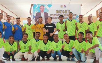 Bantu Kostum Bola Kaki di Lembur, Rocky Winaryo Pesan Hindari Miras dan Utamakan Sportivitas Anggota DPRD NTT Rocky Winaryo (tengah) foto bersama tim sepakbola Bara FC U-19 usai menyerahkan bantuan kostum, Rabu (13/7) di Desa Tuleng.