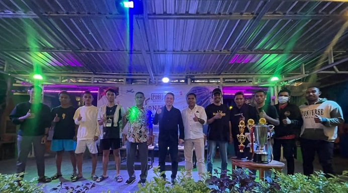 Ketua Umum ESI Alor Rocky Winaryo Buka Turnamen Game Online di Kalabahi Ketua Umum ESI Cabang Kabupaten Alor Rocky Winaryo bersama Pengurus ESI foto bersama usai acara pembukaan turnamen ESI tahun 2022, Kamis (14/7) di Papy Coffe, Kalabahi Kota.
