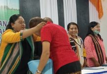 65 Calon Sarjana Faperta UNTRIB Ikut Yudisium Jelang Wisuda, 4 Perempuan Lulusan Terbaik Dekan Faperta Efrin Antonia Dollu memberikan medali Yudisisum kepada salah satu lulusan terbaik Fakultas atas nama Deviyanti Laubase, S.Pi pada acara Yudisium dan pelepasan wisudawan Faperta, Selasa (26/7) di Aula Pola Tribuana, Kalabahi Kota. Penyerahan medali yudisium tersebut disaksikan Kaprodi THP Hemy R. Djasibani, S.TP.,MT, Kaprodi Agribisnis Didiana Y. Molebila, SP.,M.Si dan Kaprodi Perikanan Gerson Hans Maure, SP.,M.Si.