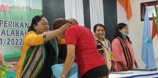 65 Calon Sarjana Faperta UNTRIB Ikut Yudisium Jelang Wisuda, 4 Perempuan Lulusan Terbaik Dekan Faperta Efrin Antonia Dollu memberikan medali Yudisisum kepada salah satu lulusan terbaik Fakultas atas nama Deviyanti Laubase, S.Pi pada acara Yudisium dan pelepasan wisudawan Faperta, Selasa (26/7) di Aula Pola Tribuana, Kalabahi Kota. Penyerahan medali yudisium tersebut disaksikan Kaprodi THP Hemy R. Djasibani, S.TP.,MT, Kaprodi Agribisnis Didiana Y. Molebila, SP.,M.Si dan Kaprodi Perikanan Gerson Hans Maure, SP.,M.Si.