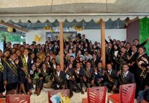 Luluskan 71 Sarjana, Dekan Fakultas Ekonomi UNTRIB Pesan Hormati Orang Tua 71 Sarana Manajemen foto bersama Dekan Fakultas Ekonomi Untrib, Theresia L. L. Peny, SE.,MM (tengah) bersama Kaprodi Majanajemen Ferdinand Anigomang, SE.,MM dan para dosen, seusai acara yudisium di Buyunta Beach, Mali, Alor, Rabu (27/7) siang.