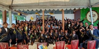 Luluskan 71 Sarjana, Dekan Fakultas Ekonomi UNTRIB Pesan Hormati Orang Tua 71 Sarana Manajemen foto bersama Dekan Fakultas Ekonomi Untrib, Theresia L. L. Peny, SE.,MM (tengah) bersama Kaprodi Majanajemen Ferdinand Anigomang, SE.,MM dan para dosen, seusai acara yudisium di Buyunta Beach, Mali, Alor, Rabu (27/7) siang.