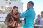 Reses di Kolana, Rocky Winaryo Harap Gedung SMA Negeri Kolana Bisa Segera Dibangun Kepala SMA Negeri Kolana Oscar Lobang, mengalungkan salendang kepada Rocky Winarya ketika tiba reses di sekolah itu, Rabu (13/7) di Kolana.