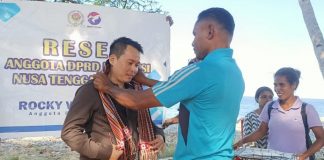 Reses di Kolana, Rocky Winaryo Harap Gedung SMA Negeri Kolana Bisa Segera Dibangun Kepala SMA Negeri Kolana Oscar Lobang, mengalungkan salendang kepada Rocky Winarya ketika tiba reses di sekolah itu, Rabu (13/7) di Kolana.