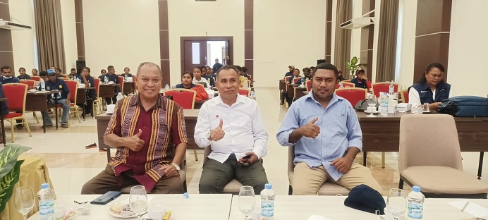 Dr. Imanuel Blegur, Dr. Tony Basuki dan Deni Padabang, menghadiri acara Bimtek Petani Cabai Alor di Auditorium Simphony Hotel, Kalabahi, Rabu (20/7).