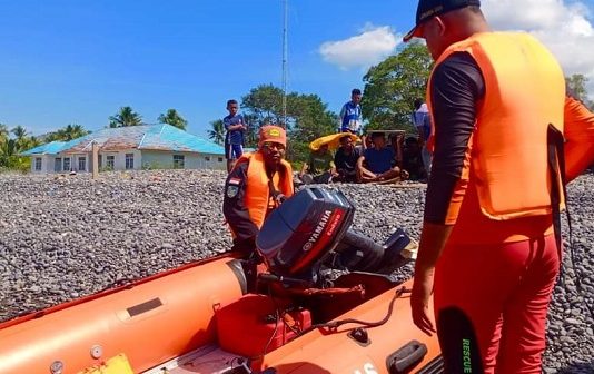Tim SAR Update Pencarian Korban Hilang di Pelabuhan Maritaing Tim SAR Gabungan Alor melakukan pencarian korban hilang di Maritaing, Jumat (22/7). (Foto: doc istimewa).