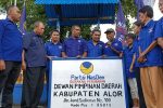 Imanuel Blegur Pimpin Partai NasDem Alor, Komposisi Strukturnya Ada Nama Amon Djobo Ketua Dewan Pertimbangan Daerah Partai NasDem Kabupaten Alor Drs. Yulius Mantaon memberikan mandat kepada Ketua DPD NasDem Dr. Imanuel E. Blegur untuk memasangkan papan partai NasDem yang baru beralamat di Jln. Jend. Sudirman No.100, Kalabahi Tengah.