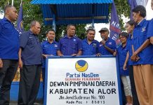 Imanuel Blegur Pimpin Partai NasDem Alor, Komposisi Strukturnya Ada Nama Amon Djobo Ketua Dewan Pertimbangan Daerah Partai NasDem Kabupaten Alor Drs. Yulius Mantaon memberikan mandat kepada Ketua DPD NasDem Dr. Imanuel E. Blegur untuk memasangkan papan partai NasDem yang baru beralamat di Jln. Jend. Sudirman No.100, Kalabahi Tengah.