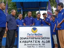 Imanuel Blegur Pimpin Partai NasDem Alor, Komposisi Strukturnya Ada Nama Amon Djobo Ketua Dewan Pertimbangan Daerah Partai NasDem Kabupaten Alor Drs. Yulius Mantaon memberikan mandat kepada Ketua DPD NasDem Dr. Imanuel E. Blegur untuk memasangkan papan partai NasDem yang baru beralamat di Jln. Jend. Sudirman No.100, Kalabahi Tengah.