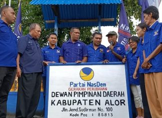 Imanuel Blegur Pimpin Partai NasDem Alor, Komposisi Strukturnya Ada Nama Amon Djobo Ketua Dewan Pertimbangan Daerah Partai NasDem Kabupaten Alor Drs. Yulius Mantaon memberikan mandat kepada Ketua DPD NasDem Dr. Imanuel E. Blegur untuk memasangkan papan partai NasDem yang baru beralamat di Jln. Jend. Sudirman No.100, Kalabahi Tengah.