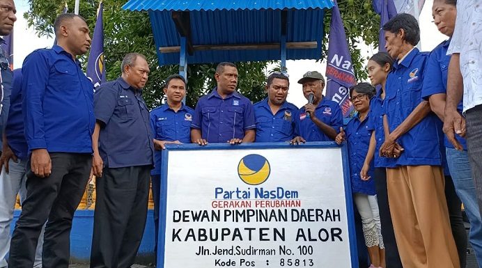 Imanuel Blegur Pimpin Partai NasDem Alor, Komposisi Strukturnya Ada Nama Amon Djobo Ketua Dewan Pertimbangan Daerah Partai NasDem Kabupaten Alor Drs. Yulius Mantaon memberikan mandat kepada Ketua DPD NasDem Dr. Imanuel E. Blegur untuk memasangkan papan partai NasDem yang baru beralamat di Jln. Jend. Sudirman No.100, Kalabahi Tengah.