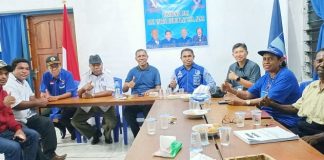 Pimpin Demokrat Alor, Lukas Reiner Atabuy Optimistis Bakal Menang Pilkada dan Pileg 2024 Ketua DPC PD Alor Lukas Reiner Atabuy (keempat kanan) foto bersama pengurus dan petinggi PD Alor usai jumpa pers di kantornya, Senin 25 Juli 2022.