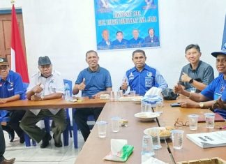 Pimpin Demokrat Alor, Lukas Reiner Atabuy Optimistis Bakal Menang Pilkada dan Pileg 2024 Ketua DPC PD Alor Lukas Reiner Atabuy (keempat kanan) foto bersama pengurus dan petinggi PD Alor usai jumpa pers di kantornya, Senin 25 Juli 2022.