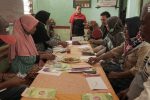 Thresher Shark Indonesia Gelar Pelatihan Literasi Keuangan dan Administrasi untuk Istri Mantan Nelayan Hiu Tikus di Alor Narasumber Klerci Takalapeta sedang memberikan pelatihan administrasi keuangan untuk istri-istri mantan nelayan Hiu Tikus yang tergabung dalam kelompok usaha kecil yang berfokus pada pengelolaan perikanan tuna pascatangkap. Pelatihan ini merupakan program Thresher Shark Indonesia yang telah dilakukan sejak tahun 2021.