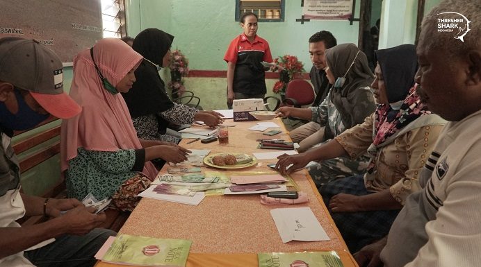 Thresher Shark Indonesia Gelar Pelatihan Literasi Keuangan dan Administrasi untuk Istri Mantan Nelayan Hiu Tikus di Alor Narasumber Klerci Takalapeta sedang memberikan pelatihan administrasi keuangan untuk istri-istri mantan nelayan Hiu Tikus yang tergabung dalam kelompok usaha kecil yang berfokus pada pengelolaan perikanan tuna pascatangkap. Pelatihan ini merupakan program Thresher Shark Indonesia yang telah dilakukan sejak tahun 2021.