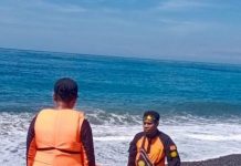 Tim SAR Stop Pencarian Korban Hilang di Pelabuhan Maritaing Tim SAR Alor ketika melakukan aktivitas pencarian korban di Maritaing. (Foto: doc tribuanapos.net).