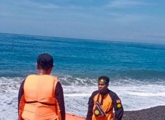 Tim SAR Stop Pencarian Korban Hilang di Pelabuhan Maritaing Tim SAR Alor ketika melakukan aktivitas pencarian korban di Maritaing. (Foto: doc tribuanapos.net).