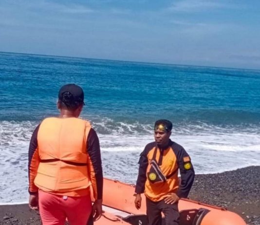 Tim SAR Stop Pencarian Korban Hilang di Pelabuhan Maritaing Tim SAR Alor ketika melakukan aktivitas pencarian korban di Maritaing. (Foto: doc tribuanapos.net).