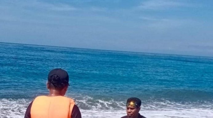 Tim SAR Stop Pencarian Korban Hilang di Pelabuhan Maritaing Tim SAR Alor ketika melakukan aktivitas pencarian korban di Maritaing. (Foto: doc tribuanapos.net).