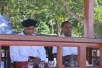 Meski Mundur dari NasDem, Bupati Alor Komit Dukung VBL dan Julie Laiskodat di 2024 Gubernur NTT Viktor Bungtilu Laiskodat (kiri sedang menunduk) di dampingi Bupati Alor Amon Djobo ketika membuka Festival Dugong di Mali, Alor, 9 September 2019. (Foto: doc tribuanapos.net/demas).