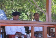 Meski Mundur dari NasDem, Bupati Alor Komit Dukung VBL dan Julie Laiskodat di 2024 Gubernur NTT Viktor Bungtilu Laiskodat (kiri sedang menunduk) di dampingi Bupati Alor Amon Djobo ketika membuka Festival Dugong di Mali, Alor, 9 September 2019. (Foto: doc tribuanapos.net/demas).
