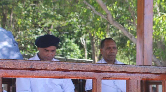 Meski Mundur dari NasDem, Bupati Alor Komit Dukung VBL dan Julie Laiskodat di 2024 Gubernur NTT Viktor Bungtilu Laiskodat (kiri sedang menunduk) di dampingi Bupati Alor Amon Djobo ketika membuka Festival Dugong di Mali, Alor, 9 September 2019. (Foto: doc tribuanapos.net/demas).