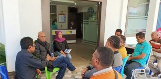 Warga Keluhkan BPN Alor Tarik Kembali Sertifikat Tanah Program Presiden Joko Widodo Kepala BPN Alor, Jose De Aurojo (jaket hitam) ketika memberikan penjelasan kepada El Luase terkait penarikan sertifikat tanahnya, Jumat (29/7) di kantor BPN Alor, kompleks Daerah Lama. (Foto: tribuanapos.net/demas).