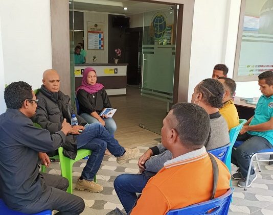 Warga Keluhkan BPN Alor Tarik Kembali Sertifikat Tanah Program Presiden Joko Widodo Kepala BPN Alor, Jose De Aurojo (jaket hitam) ketika memberikan penjelasan kepada El Luase terkait penarikan sertifikat tanahnya, Jumat (29/7) di kantor BPN Alor, kompleks Daerah Lama. (Foto: tribuanapos.net/demas).