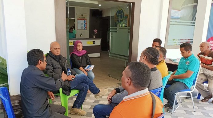 Warga Keluhkan BPN Alor Tarik Kembali Sertifikat Tanah Program Presiden Joko Widodo Kepala BPN Alor, Jose De Aurojo (jaket hitam) ketika memberikan penjelasan kepada El Luase terkait penarikan sertifikat tanahnya, Jumat (29/7) di kantor BPN Alor, kompleks Daerah Lama. (Foto: tribuanapos.net/demas).