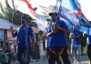 DPC Partai Demokrat Alor Pawai Jalan Santai Sambut Pendaftaran di KPU RI Ketua DPC Partai Demokrat Kabupaten Alor Lukas Reiner Atabuy (kiri depan) dan Wakil Ketua Naboys Tallo (kanan depan) memimpin barisan pawai jalan santai sambut pendaftaran DPP Demokrat di KPU RI, Jumat (5/8) di Kalabahi Kota.