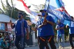 DPC Partai Demokrat Alor Pawai Jalan Santai Sambut Pendaftaran di KPU RI Ketua DPC Partai Demokrat Kabupaten Alor Lukas Reiner Atabuy (kiri depan) dan Wakil Ketua Naboys Tallo (kanan depan) memimpin barisan pawai jalan santai sambut pendaftaran DPP Demokrat di KPU RI, Jumat (5/8) di Kalabahi Kota.