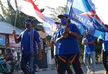 DPC Partai Demokrat Alor Pawai Jalan Santai Sambut Pendaftaran di KPU RI Ketua DPC Partai Demokrat Kabupaten Alor Lukas Reiner Atabuy (kiri depan) dan Wakil Ketua Naboys Tallo (kanan depan) memimpin barisan pawai jalan santai sambut pendaftaran DPP Demokrat di KPU RI, Jumat (5/8) di Kalabahi Kota.