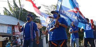 DPC Partai Demokrat Alor Pawai Jalan Santai Sambut Pendaftaran di KPU RI Ketua DPC Partai Demokrat Kabupaten Alor Lukas Reiner Atabuy (kiri depan) dan Wakil Ketua Naboys Tallo (kanan depan) memimpin barisan pawai jalan santai sambut pendaftaran DPP Demokrat di KPU RI, Jumat (5/8) di Kalabahi Kota.