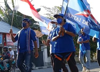 DPC Partai Demokrat Alor Pawai Jalan Santai Sambut Pendaftaran di KPU RI Ketua DPC Partai Demokrat Kabupaten Alor Lukas Reiner Atabuy (kiri depan) dan Wakil Ketua Naboys Tallo (kanan depan) memimpin barisan pawai jalan santai sambut pendaftaran DPP Demokrat di KPU RI, Jumat (5/8) di Kalabahi Kota.