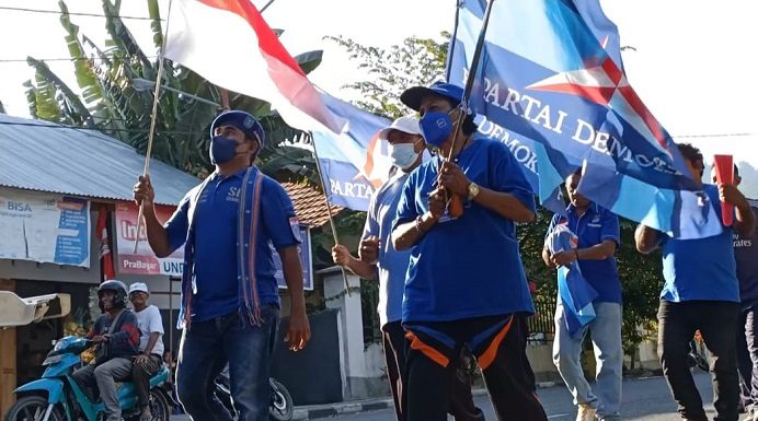 DPC Partai Demokrat Alor Pawai Jalan Santai Sambut Pendaftaran di KPU RI Ketua DPC Partai Demokrat Kabupaten Alor Lukas Reiner Atabuy (kiri depan) dan Wakil Ketua Naboys Tallo (kanan depan) memimpin barisan pawai jalan santai sambut pendaftaran DPP Demokrat di KPU RI, Jumat (5/8) di Kalabahi Kota.