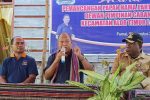 Imanuel Blegur Beberkan Alasannya Maju Kembali di Pilkada Alor 2024 Imanuel E. Blegur (tengah) sedang beberkan alasannya untuk maju dalam Pilkada Alor 2024, pada acara pemajangan papan nama DPC Partai NasDem Kecamatan ATL, Senin (8/8) di Desa Nailang.