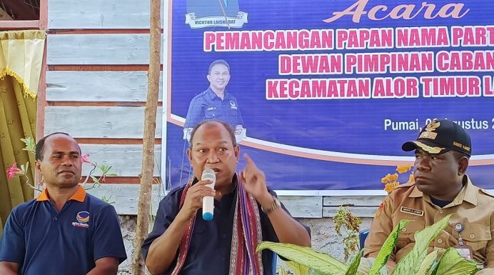 Imanuel Blegur Beberkan Alasannya Maju Kembali di Pilkada Alor 2024 Imanuel E. Blegur (tengah) sedang beberkan alasannya untuk maju dalam Pilkada Alor 2024, pada acara pemajangan papan nama DPC Partai NasDem Kecamatan ATL, Senin (8/8) di Desa Nailang.