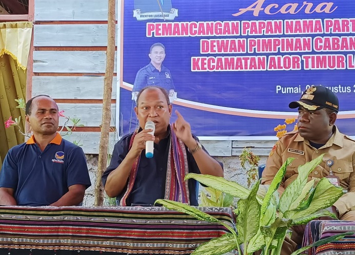 Imanuel E. Blegur (tengah) sedang beberkan alasannya untuk maju dalam Pilkada Alor 2024, pada acara pemajangan papan nama DPC Partai NasDem Kecamatan ATL, Senin (8/8) di Desa Nailang.