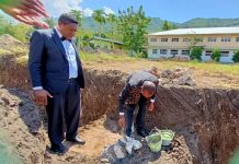 Sinode GMIT Peletakkan Batu Pertama Pembangunan Gedung Kantor Pusat UNTRIB Wakil Sekretaris MS GMIT Pdt Elisa Maplani meletakkan batu pertama pembangunan gedung kantor pusat Untrib, Senin 1 Agustus 2022.