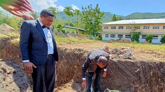 Sinode GMIT Peletakkan Batu Pertama Pembangunan Gedung Kantor Pusat UNTRIB Wakil Sekretaris MS GMIT Pdt Elisa Maplani meletakkan batu pertama pembangunan gedung kantor pusat Untrib, Senin 1 Agustus 2022.