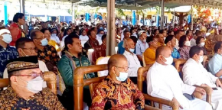 Jelang Pemilu 2024, Tokoh Agama Imbau Warga Alor Jaga Kerukunan dan Kekeluargaan Foto baris depan: Ketua MUI Alor Muhamad Bere (kiri) dan Ketua FKUB Alor Pdt. Jakobus Pulamau, S.Th (kedua kiri) bersama tokoh agama lain dalam suatu acara pemerintahan di Alor belum lama ini. (Sumber Foto: alorpos.com/linuskia).