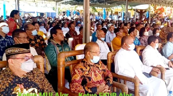 Jelang Pemilu 2024, Tokoh Agama Imbau Warga Alor Jaga Kerukunan dan Kekeluargaan Foto baris depan: Ketua MUI Alor Muhamad Bere (kiri) dan Ketua FKUB Alor Pdt. Jakobus Pulamau, S.Th (kedua kiri) bersama tokoh agama lain dalam suatu acara pemerintahan di Alor belum lama ini. (Sumber Foto: alorpos.com/linuskia).