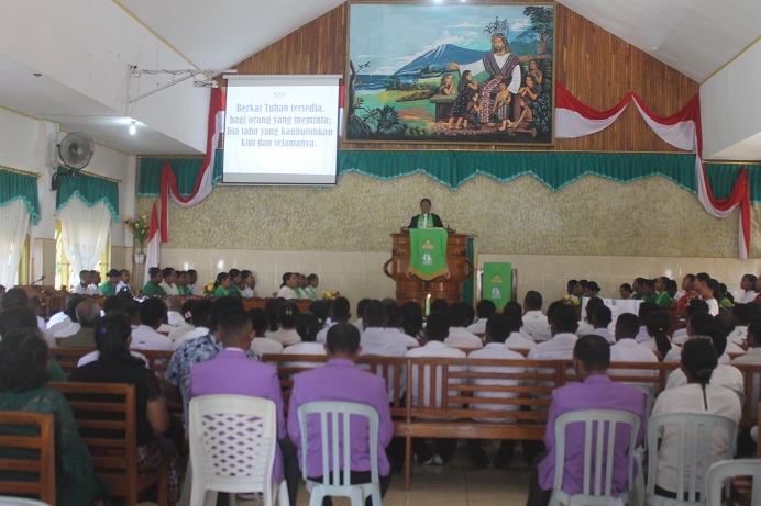 Pdt. Meri E. Djami memimpin ibadah perhadapan Panitia Konven dan Musbel Pemuda GMIT, Minggu (21/8) di Gereja GMIT Pniel Kolana.