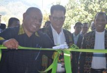 Gubernur NTT Resmikan Gedung Laboratorium Terpadu Untrib Asisten III Setda NTT Samuel Halundaka menggunting pita tanda gedung laboratorium terpadu Untrib diresmikan, Senin 1 Agustus 2022 di kampus Untrib, Batunirwala.