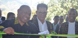 Gubernur NTT Resmikan Gedung Laboratorium Terpadu Untrib Asisten III Setda NTT Samuel Halundaka menggunting pita tanda gedung laboratorium terpadu Untrib diresmikan, Senin 1 Agustus 2022 di kampus Untrib, Batunirwala.