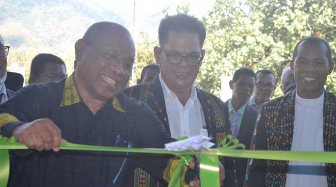 Gubernur NTT Resmikan Gedung Laboratorium Terpadu Untrib Asisten III Setda NTT Samuel Halundaka menggunting pita tanda gedung laboratorium terpadu Untrib diresmikan, Senin 1 Agustus 2022 di kampus Untrib, Batunirwala.