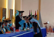 Romlah Abdullah Ucap Syukur Menjadi Lulusan Terbaik Untrib Angkatan XI Rektor Untrib, Alvonso F. Gorang, S.Sos.,MM memindahkan tali toga kepada lulusan terbaik Untrib angkatan XI, atas nama Romlah Abdullah, pada Senin (1/8) di Aula Perjuangan, Batunirwala.