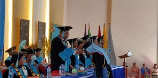 Romlah Abdullah Ucap Syukur Menjadi Lulusan Terbaik Untrib Angkatan XI Rektor Untrib, Alvonso F. Gorang, S.Sos.,MM memindahkan tali toga kepada lulusan terbaik Untrib angkatan XI, atas nama Romlah Abdullah, pada Senin (1/8) di Aula Perjuangan, Batunirwala.